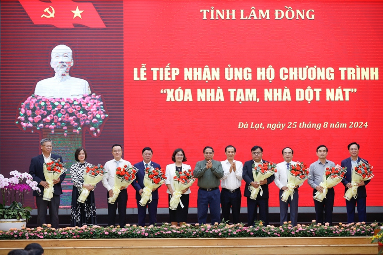 Thủ tướng biểu dương, đ&aacute;nh gi&aacute; cao nghĩa cử cao đẹp của c&aacute;c nh&agrave; t&agrave;i trợ, hảo t&acirc;m, g&oacute;p phần thực hiện phong tr&agrave;o thi đua cả nước chung tay "x&oacute;a nh&agrave; tạm, nh&agrave; dột n&aacute;t" trong năm 2025, thể hiện tinh thần nh&acirc;n văn cao cả, truyền thống tốt đẹp của x&atilde; hội ta - Ảnh: VGP/Nhật Bắc