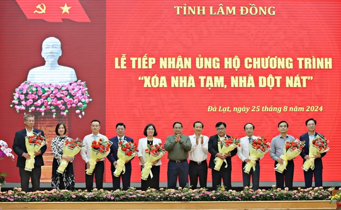 Thủ tướng Phạm Minh Ch&iacute;nh chụp ảnh lưu niệm c&ugrave;ng c&aacute;c đơn vị đ&atilde; đ&oacute;ng g&oacute;p cho chương tr&igrave;nh &ldquo;X&oacute;a nh&agrave; tạm, nh&agrave; dột n&aacute;t&rdquo; tại L&acirc;m Đồng &nbsp;