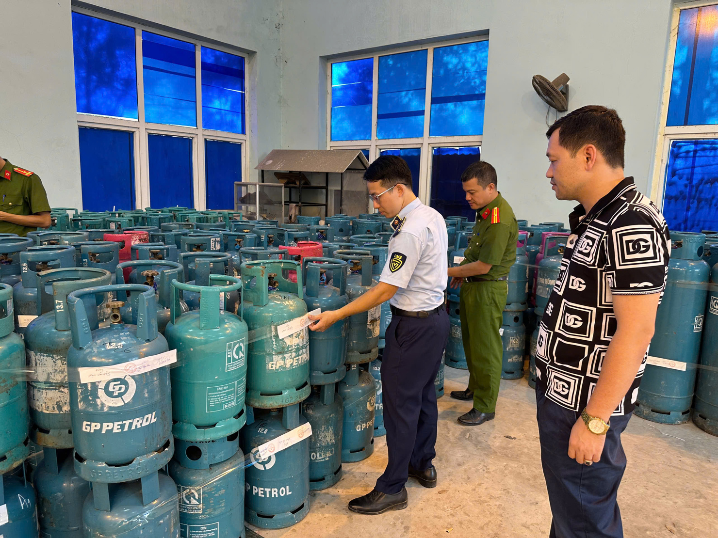 Lực lượng chức năng phát hiện cơ sở san, chiết, nạp lượng lớn LPG trái phép tại Bắc Ninh. 