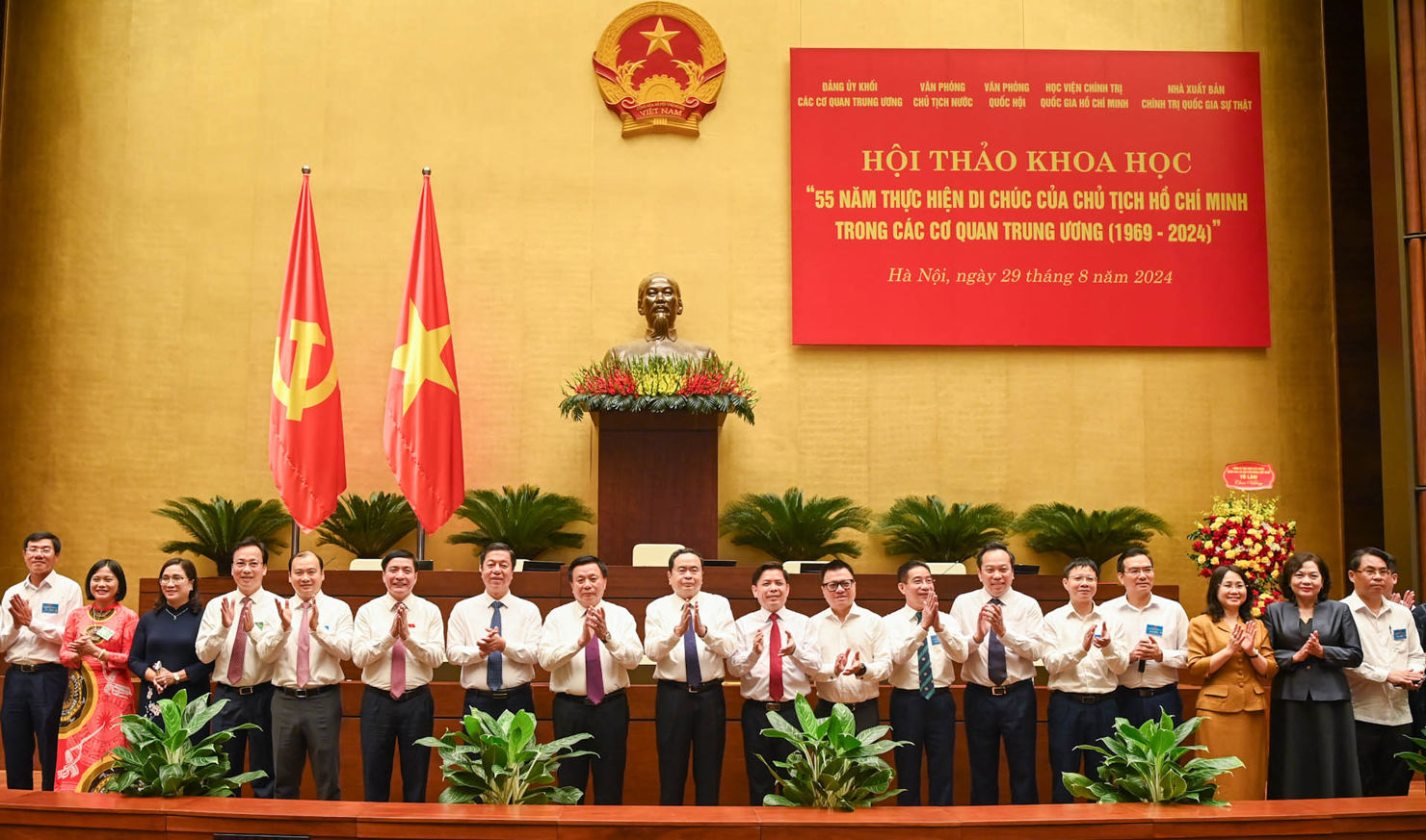 Chủ tịch Quốc hội Trần Thanh Mẫn c&ugrave;ng c&aacute;c đồng ch&iacute; l&atilde;nh đạo Đảng, Nh&agrave; nước v&agrave; c&aacute;c đại biểu tại Hội thảo.&nbsp; &nbsp;