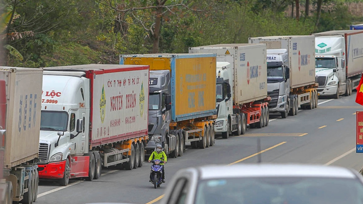 Các mặt hàng Việt Nam xuất khẩu nhiều sang Trung Quốc bao gồm: Máy vi tính, sản phẩm điện tử, điện thoại các loại và linh kiện, cao su, gỗ và sản phẩm gỗ, giày dép, hàng rau quả, nông thủy sản...