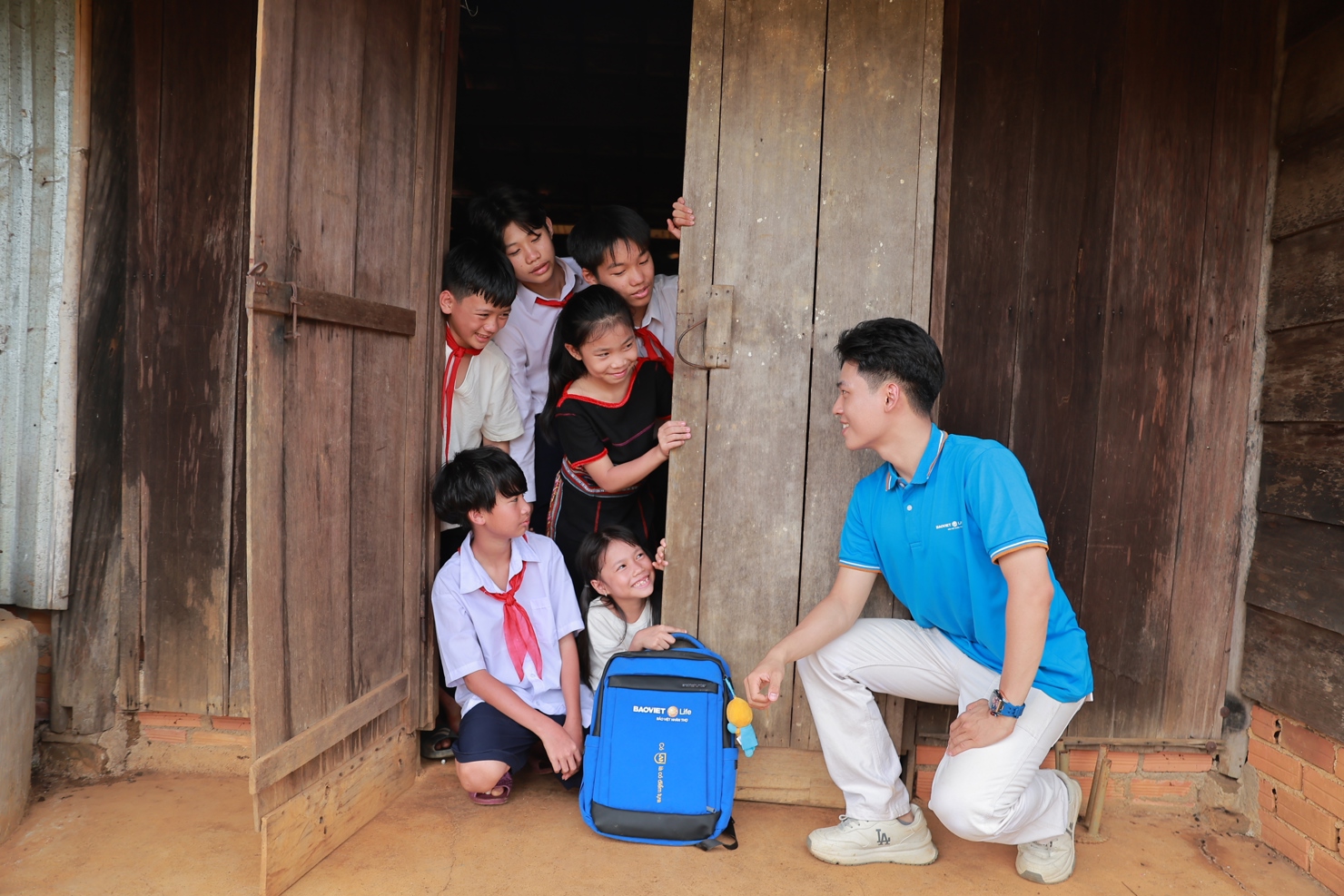 Ng&agrave;y hội đến trường c&ugrave;ng Bảo Việt Nh&acirc;n thọ được triển khai đồng loạt tr&ecirc;n to&agrave;n quốc, mang tới một năm học mới 2024-2025 đầy hứng khởi cho c&aacute;c em.