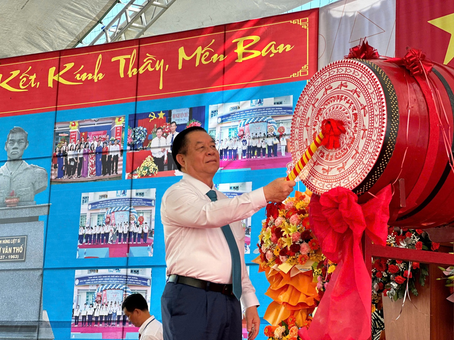 Đồng chí Nguyễn Trọng Nghĩa, Ủy viên Bộ Chính trị, Bí thư Trung ương Đảng, Trưởng Ban Tuyên giáo Trung ương đánh trống khai giảng năm học mới.