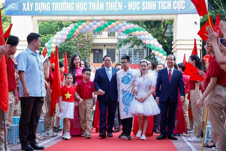 Thủ tướng Phạm Minh Ch&iacute;nh dự lễ khai giảng, chung vui c&ugrave;ng c&aacute;c thầy, c&ocirc; gi&aacute;o, c&aacute;c em học sinh tại Trường Phổ th&ocirc;ng cơ sở Nguyễn Đ&igrave;nh Chiểu (quận Hai B&agrave; Trưng, H&agrave; Nội) - Ảnh: VGP/Nhật Bắc