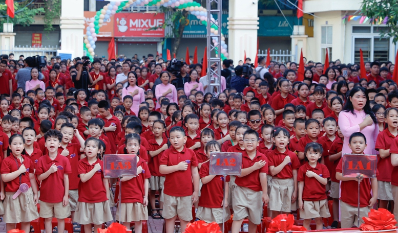 Học sinh Trường Phổ th&ocirc;ng cơ sở Nguyễn Đ&igrave;nh Chiểu h&acirc;n hoan bước v&agrave;o năm học mới - Ảnh: VGP/Nhật Bắc