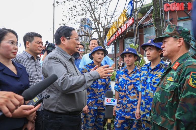 Thủ tướng động vi&ecirc;n c&aacute;c lực lượng qu&acirc;n đội, c&ocirc;ng an đang l&agrave;m nhiệm vụ dọn dẹp sau b&atilde;o - Ảnh: VGP/Nhật Bắc