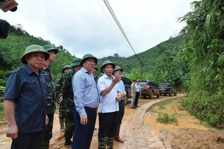 Ph&oacute; Thủ tướng, Bộ trưởng Hồ Đức Phớc thị s&aacute;t, kiểm tra c&ocirc;ng t&aacute;c khắc phục hậu quả b&atilde;o số 3 tại H&ograve;a B&igrave;nh. Ảnh: Trần Mạnh