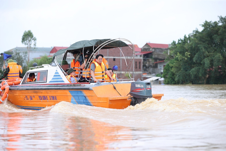 Thủ tướng Phạm Minh Ch&iacute;nh thị s&aacute;t, kiểm tra c&ocirc;ng t&aacute;c ứng ph&oacute; thi&ecirc;n tai tại x&atilde; V&acirc;n H&agrave;, thị x&atilde; Việt Y&ecirc;n, tỉnh Bắc Giang đang bị c&ocirc; lập - Ảnh: VGP/Nhật Bắc