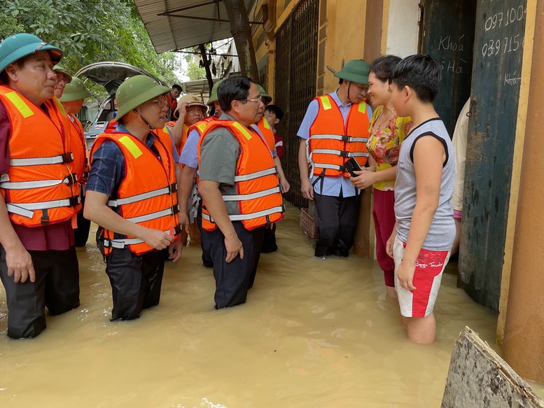 Thủ tướng Phạm Minh Ch&iacute;nh trực tiếp v&agrave;o khu d&acirc;n cư thăm hỏi, động vi&ecirc;n người d&acirc;n tại x&atilde; V&acirc;n H&agrave;, thị x&atilde; Việt Y&ecirc;n đang bị c&ocirc; lập - Ảnh: VGP/Nhật Bắc