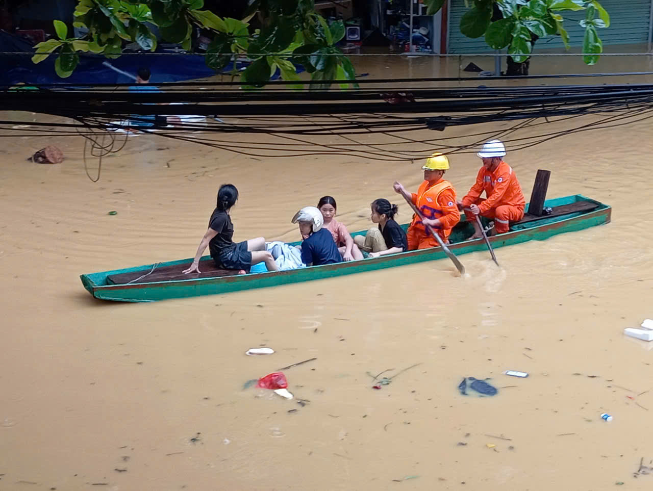 C&aacute;n bộ ng&agrave;nh Điện nỗ lực hỗ trợ người d&acirc;n