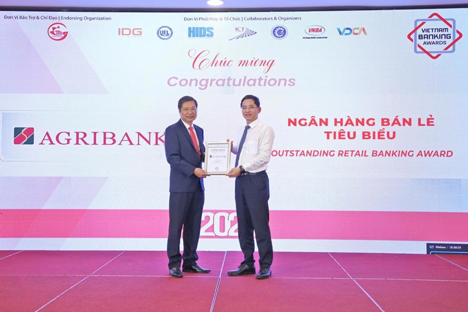 Đại diện&nbsp;Agribank nhận danh hiệu &ldquo;Ng&acirc;n h&agrave;ng b&aacute;n lẻ ti&ecirc;u biểu&rdquo; 2024