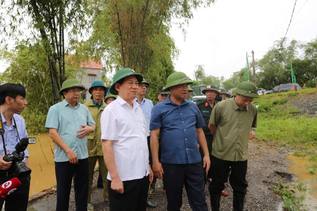 Ph&oacute; Thủ tướng, Bộ trưởng Hồ Đức Phớc thị s&aacute;t t&igrave;nh h&igrave;nh tại&nbsp;đập Ba Đa.