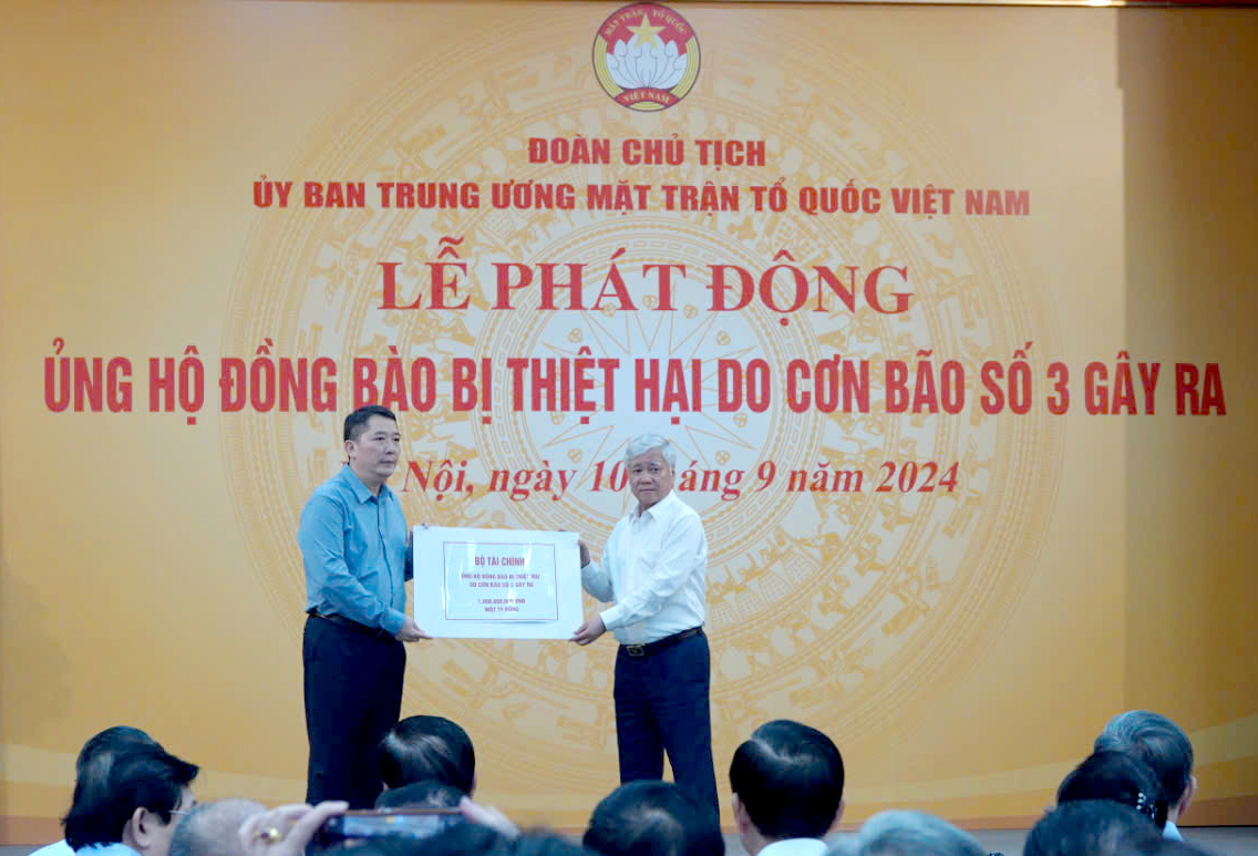 Đồng ch&iacute; Cao Anh Tuấn - B&iacute; thư Đảng uỷ, Thứ trưởng Bộ T&agrave;i ch&iacute;nh thay mặt&nbsp;c&aacute;n bộ, c&ocirc;ng chức, vi&ecirc;n chức người lao động ng&agrave;nh T&agrave;i ch&iacute;nh ủng hộ gi&uacute;p đỡ đồng b&agrave;o bị thiệt hại.