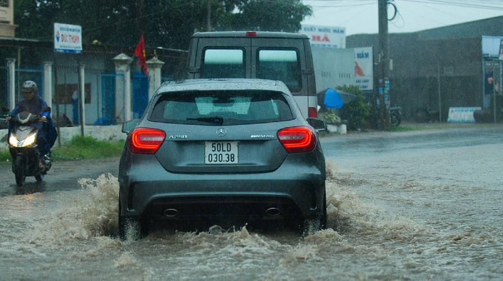 Lỗi thường gặp khi lái xe ô tô dưới trời mưa - Ảnh 1