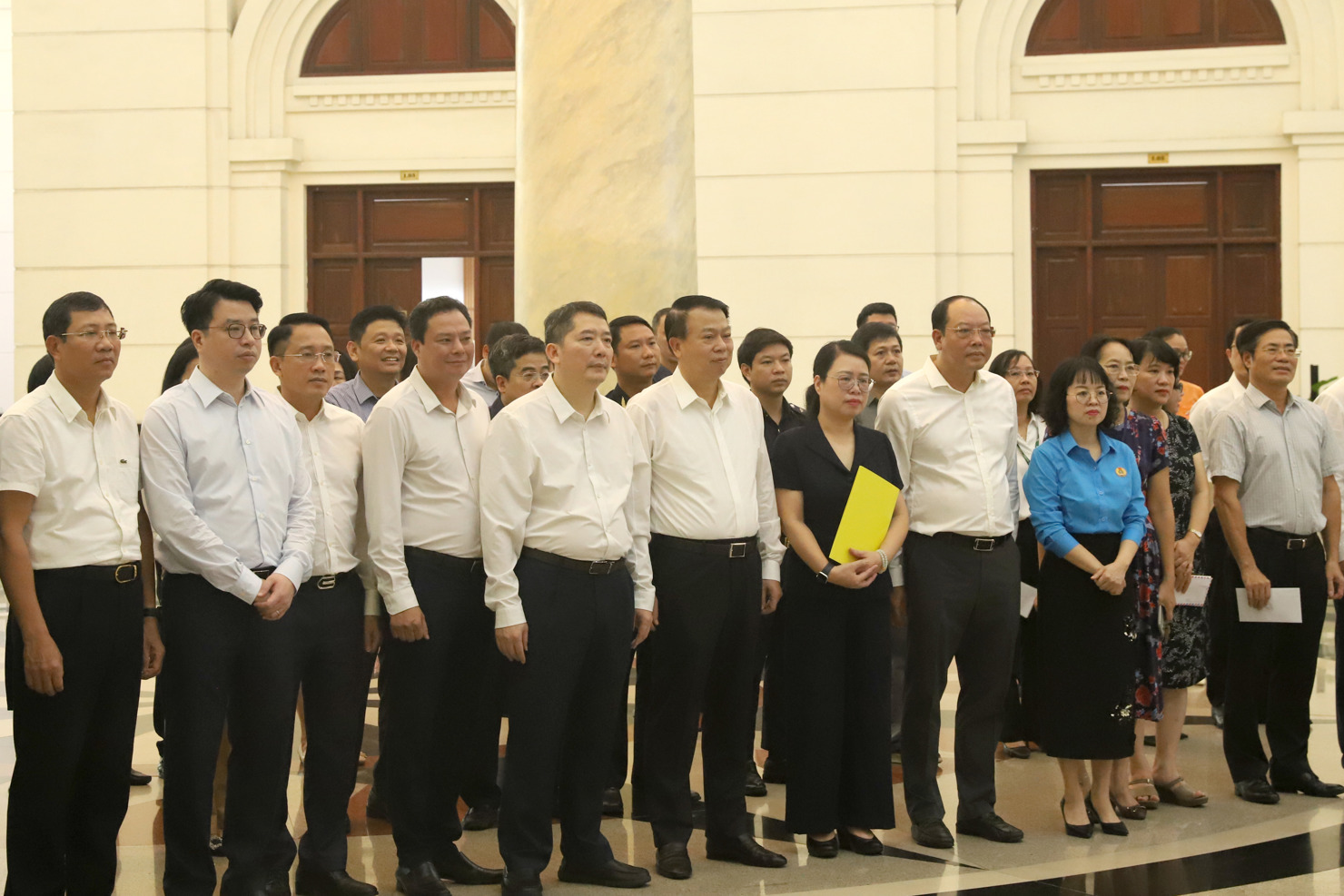 Đại diện L&atilde;nh đạo Đảng uỷ, L&atilde;nh đạo Bộ T&agrave;i ch&iacute;nh c&ugrave;ng đại diện c&aacute;c đơn vị thuộc Bộ T&agrave;i ch&iacute;nh tham dự Lễ ph&aacute;t động.