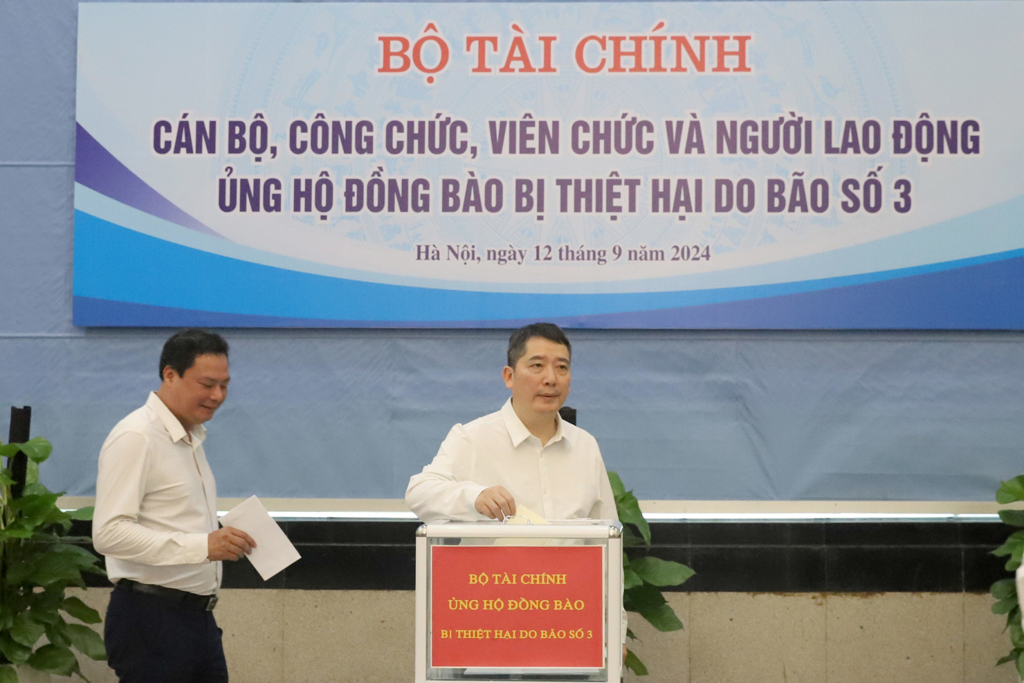 Thứ trưởng Bộ T&agrave;i ch&iacute;nh Cao Anh Tuấn dự Lễ ph&aacute;t động v&agrave; chung tay gi&uacute;p đỡ đồng b&agrave;o vượt kh&oacute;.