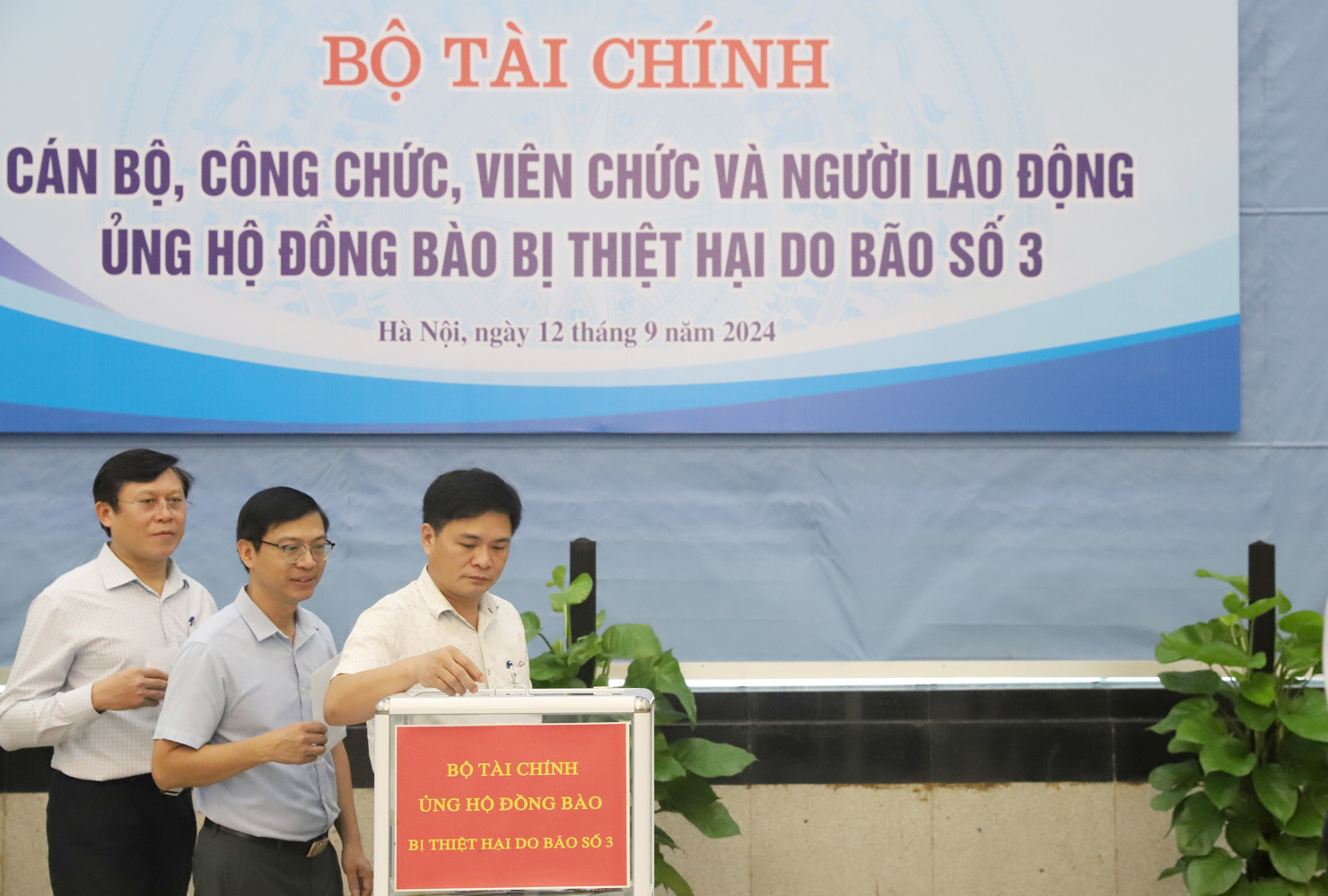 Thay mặt Tạp ch&iacute; T&agrave;i ch&iacute;nh, &ocirc;ng Đỗ Văn Hải - Ph&oacute; Tổng bi&ecirc;n tập đ&atilde; đến tham dự v&agrave; chung tay ủng hộ đồng b&agrave;o thiệt hại do b&atilde;o lũ g&acirc;y ra.