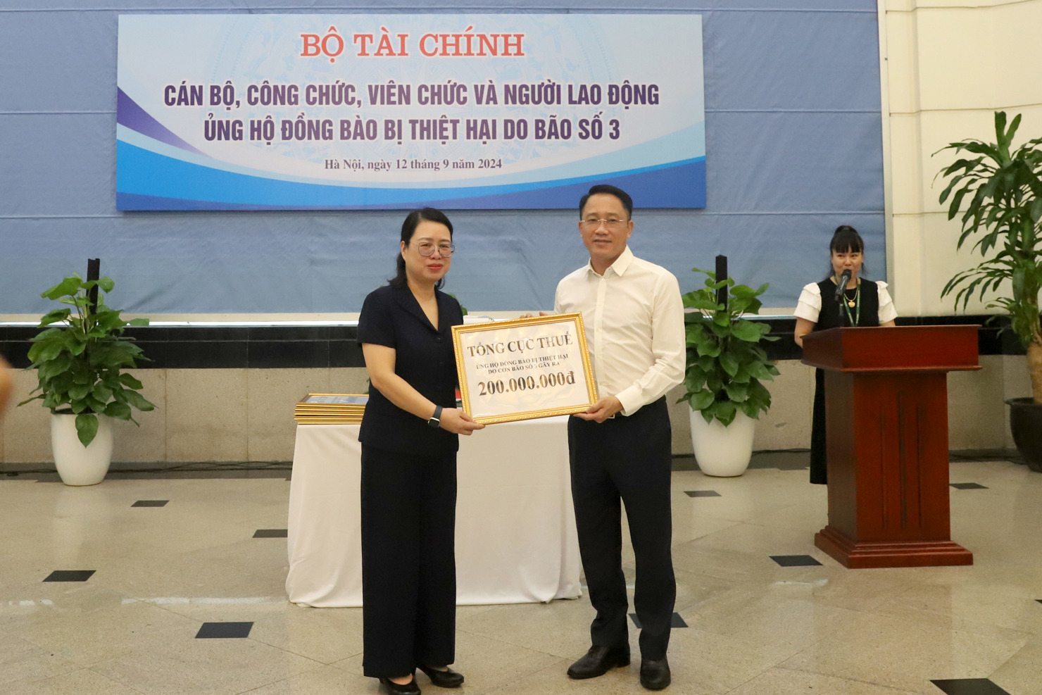 Thay mặt Tổng cục Thuế, Ph&oacute; Tổng cục trưởng Mai Sơn trao số tiền 200 triệu đồng ủng hộ đồng b&agrave;o bị thiệt hại do b&atilde;o số 3.