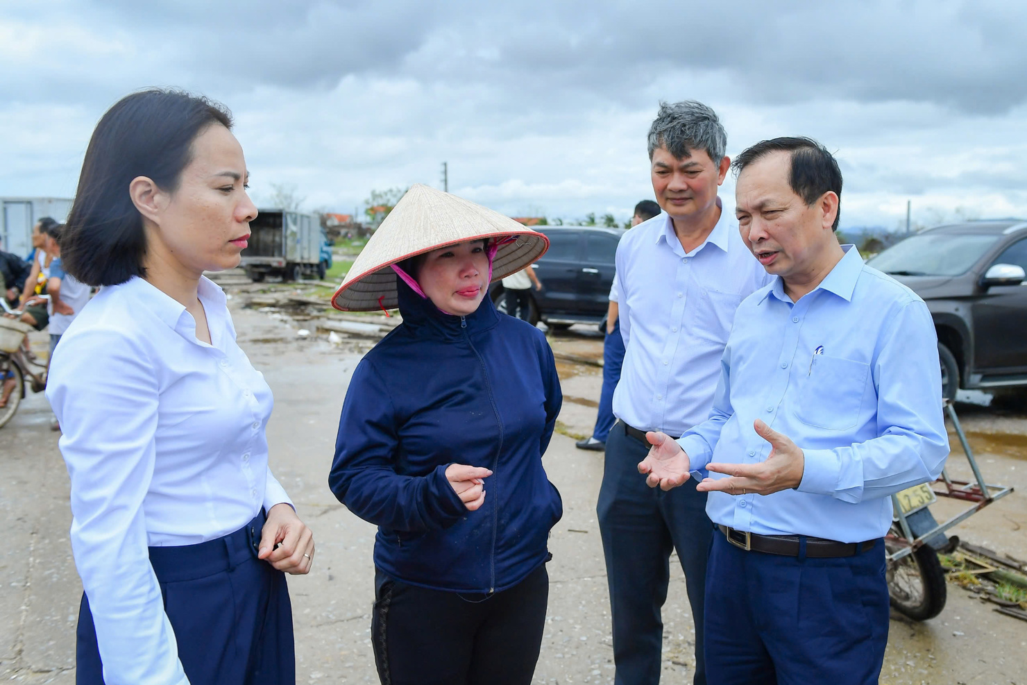 Ph&oacute; Thống đốc NHNN Đ&agrave;o Minh T&uacute; thị s&aacute;t v&agrave; kiểm tra t&igrave;nh h&igrave;nh khắc phục hậu quả sau b&atilde;o tại Quảng Ninh.