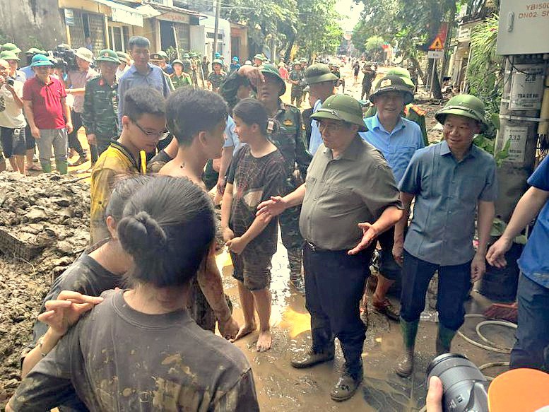 Thủ tướng Phạm Minh Ch&iacute;nh thăm hỏi đời sống người d&acirc;n - Ảnh: VGP