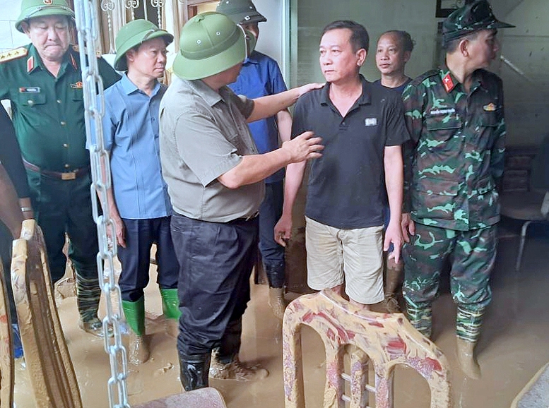 Thủ tướng Phạm Minh Ch&iacute;nh trao đổi với c&aacute;n bộ C&ocirc;ng ty Lương thực Y&ecirc;n B&aacute;i, thuộc Tổng c&ocirc;ng ty Lương thực miền Bắc - Ảnh: VGP