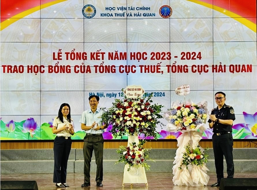 Đại diện Tổng cục Thuế v&agrave; Tổng cục Hải quan tặng hoa ch&uacute;c mừng c&aacute;c thầy, c&ocirc; gi&aacute;o v&agrave; sinh vi&ecirc;n Khoa Thuế v&agrave; Hải quan.