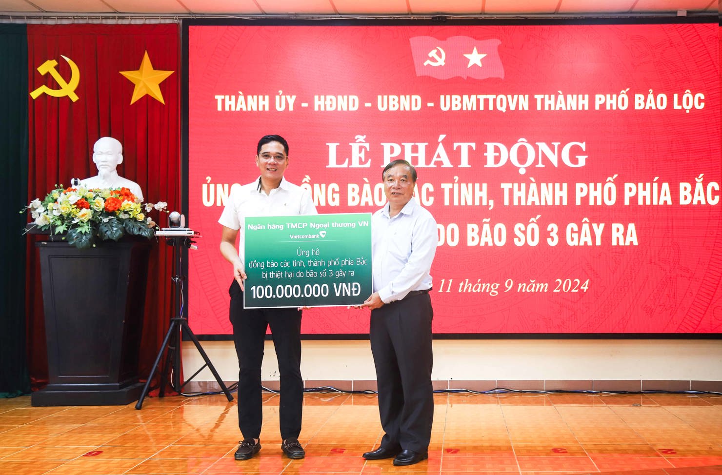 Vietcombank Bảo Lộc ủng hộ đồng b&agrave;o c&aacute;c tỉnh th&agrave;nh ph&iacute;a Bắc