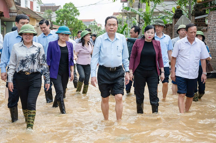 Chủ tịch Quốc hội Trần Thanh Mẫn kiểm tra tình hình và chỉ đạo khắc phục thiệt hại do bão số 3 gây ra trên địa bàn Thái Nguyên - Ảnh 1