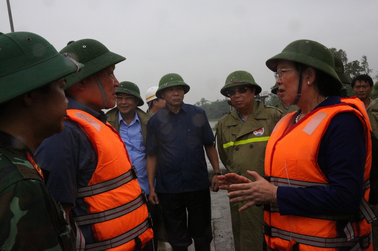 Ph&oacute; Thủ tướng Thường trực Ch&iacute;nh phủ Nguyễn H&ograve;a B&igrave;nh nghe B&iacute; thư Tỉnh ủy H&agrave; Nam L&ecirc; Thị Thủy b&aacute;o c&aacute;o khi đi thị s&aacute;t - Ảnh: VGP/Nguyễn Ho&agrave;ng