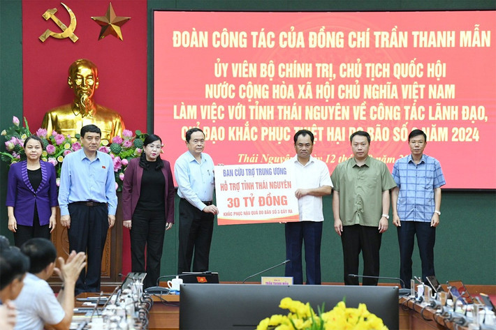 Chủ tịch Quốc hội Trần Thanh Mẫn trao 30 tỷ đồng của Ban Cứu trợ Trung ương cho tỉnh Th&aacute;i Nguy&ecirc;n để hỗ trợ khắc phục hậu quả cơn b&atilde;o số 3 v&agrave; mưa lũ xảy ra tr&ecirc;n địa b&agrave;n. Ảnh: L&acirc;m Hiển