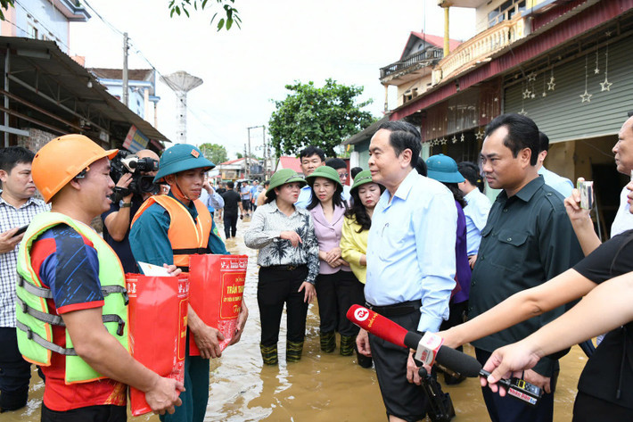 Chủ tịch Quốc hội Trần Thanh Mẫn kiểm tra tình hình và chỉ đạo khắc phục thiệt hại do bão số 3 gây ra trên địa bàn Thái Nguyên - Ảnh 2