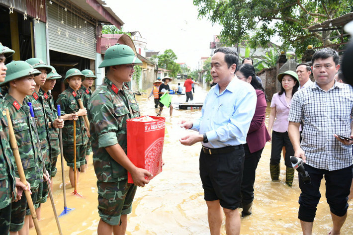 Chủ tịch Quốc hội Trần Thanh Mẫn kiểm tra tình hình và chỉ đạo khắc phục thiệt hại do bão số 3 gây ra trên địa bàn Thái Nguyên - Ảnh 8