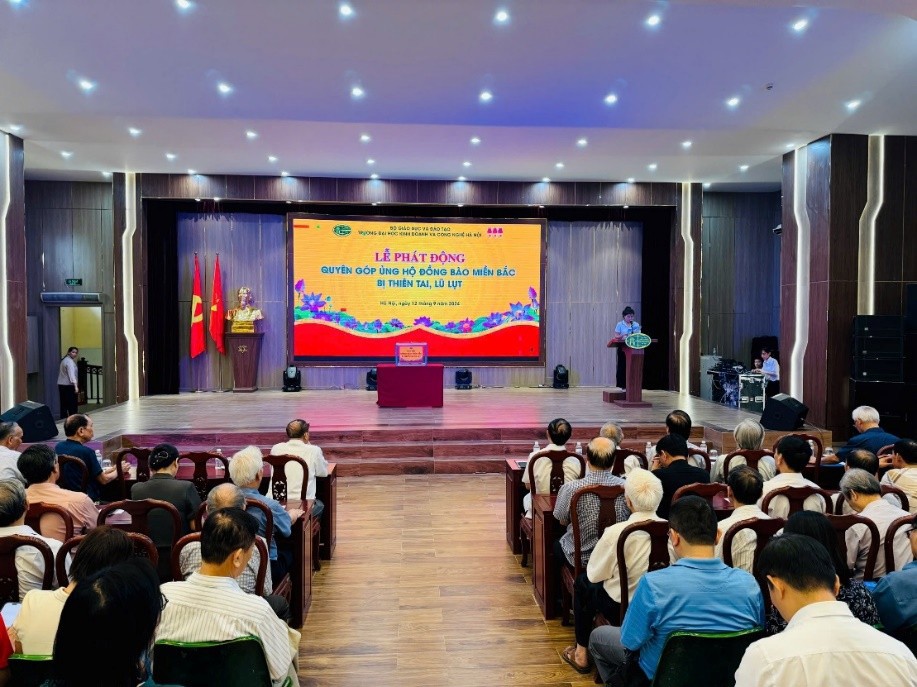 Lễ phát động quyên góp ủng hộ đồng bào miền Bắc bị lũ lụt tại trường Đại học Kinh doanh và Công nghệ Hà Nội