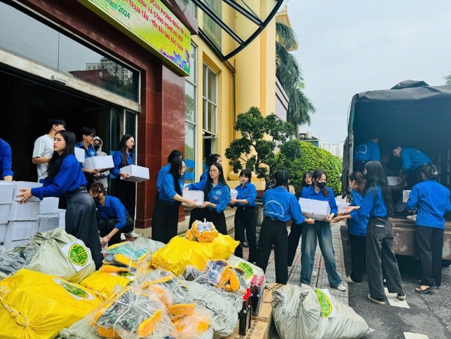 C&aacute;c vật phẩm, nhu yếu phẩm như: Ủng, nước mắm, nướng uống đ&oacute;ng chai được Đội thanh ni&ecirc;n t&igrave;nh nguyện vận chuyển kịp thời chuyển đến tỉnh Y&ecirc;n B&aacute;i