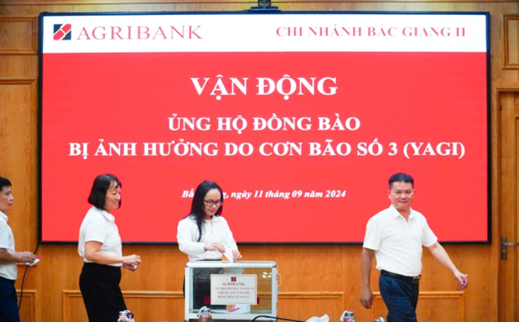 C&aacute;n bộ, người lao động Agribank&nbsp;quy&ecirc;n g&oacute;p ủng hộ đồng b&agrave;o bị ảnh hưởng do cơn b&atilde;o số 3