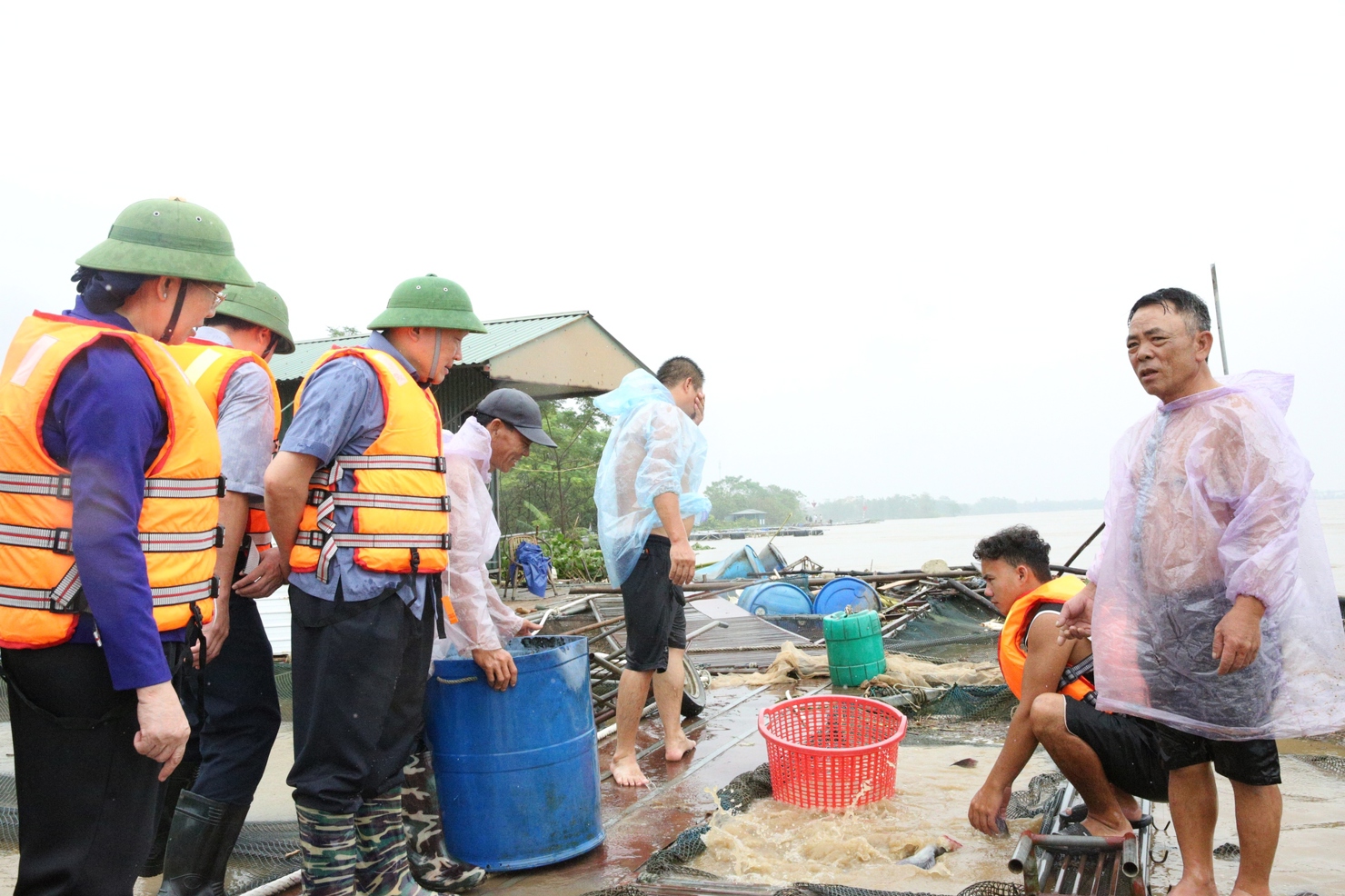 Ph&oacute; Thủ tướng Thường trực thăm hỏi, động vi&ecirc;n người d&acirc;n nu&ocirc;i thủy sản tại H&agrave; Nam - Ảnh: VGP/Nguyễn Ho&agrave;ng