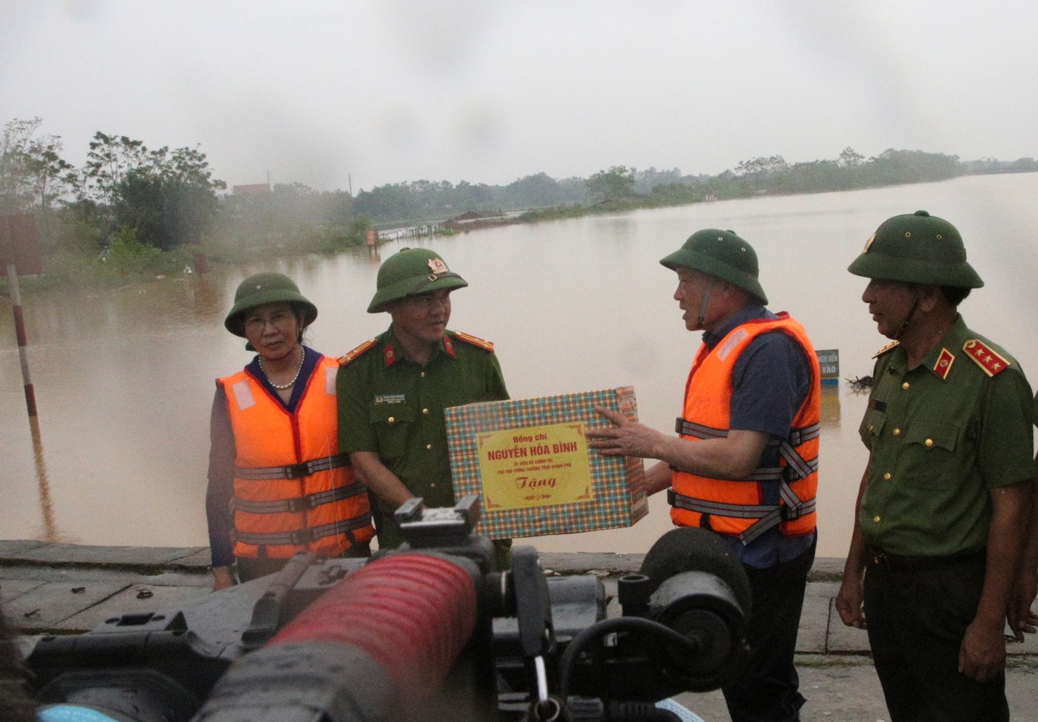 Ph&oacute; Thủ tướng Thường trực Nguyễn H&ograve;a B&igrave;nh tặng qu&agrave; động vi&ecirc;n lực lượng c&ocirc;ng an, qu&acirc;n đội đang l&agrave;m nhiệm vụ ph&ograve;ng, chống mưa lũ tại H&agrave; Nam - Ảnh: VGP/Nguyễn Ho&agrave;ng