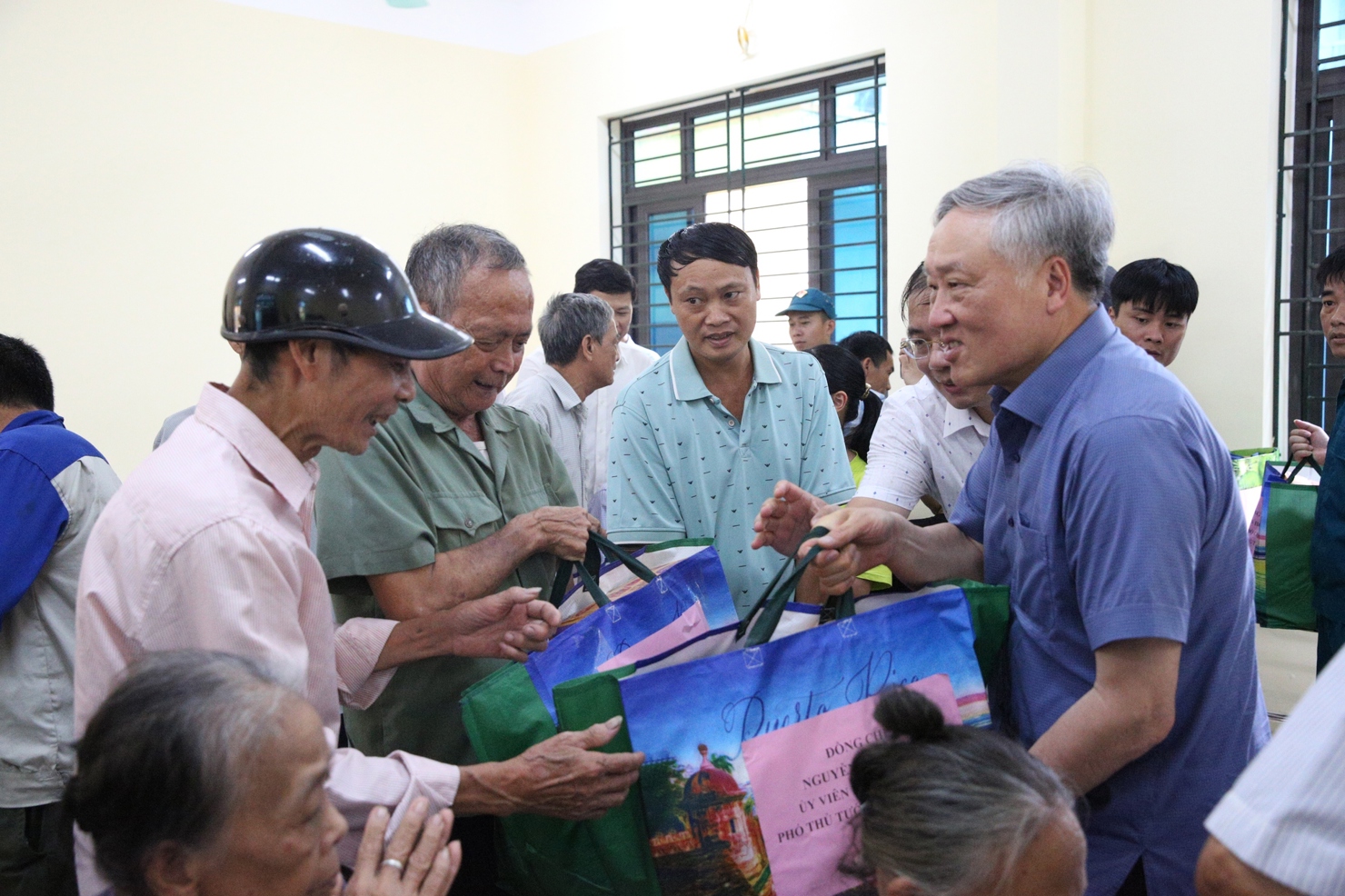 Ph&oacute; Thủ tướng Thường trực Nguyễn H&ograve;a B&igrave;nh tặng qu&agrave; cho người d&acirc;n v&ugrave;ng lũ của tỉnh Hưng Y&ecirc;n - Ảnh: VGP/Nguyễn Ho&agrave;ng