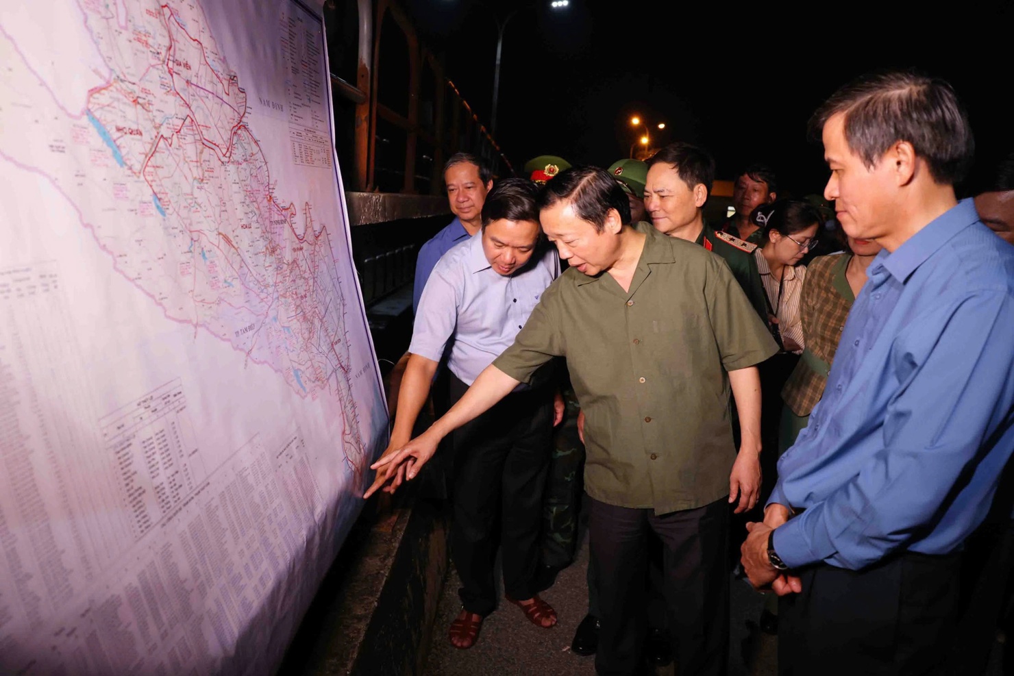 Ph&oacute; Thủ tướng trực tiếp nghe b&aacute;o c&aacute;o tại đập tr&agrave;n đ&ecirc; hữu Ho&agrave;ng Long, x&atilde; Gia Lạc, huyện Gia Viễn - Ảnh: VGP/Minh Kh&ocirc;i