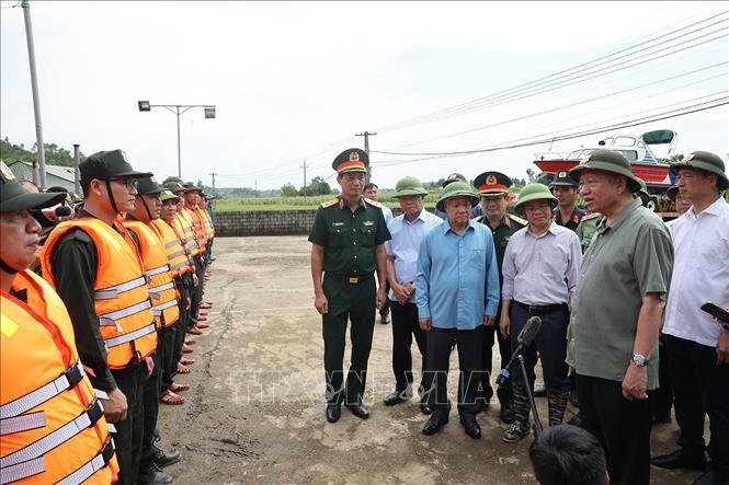 Tổng B&iacute; thư, Chủ tịch nước động vi&ecirc;n lực lượng l&agrave;m nhiệm vụ củng cố, khắc phục sự cố một số điểm xung yếu ở đ&ecirc; s&ocirc;ng L&ocirc; (x&atilde; Trường Sinh, huyện Sơn Dương) - Ảnh: TTXVN&nbsp;&nbsp;