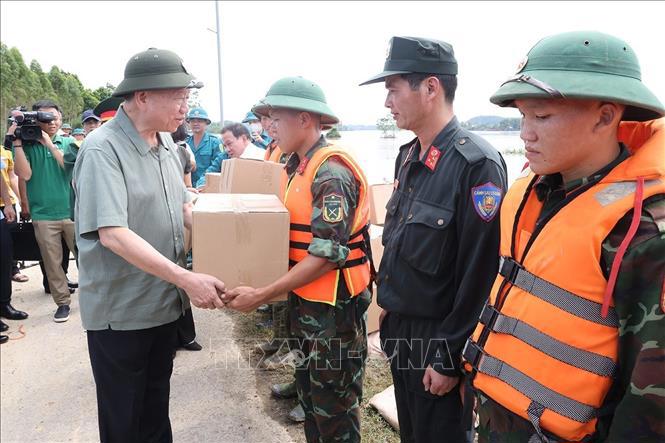 Tổng B&iacute; thư, Chủ tịch nước tặng qu&agrave; lực lượng l&agrave;m nhiệm vụ củng cố, khắc phục sự cố một số điểm xung yếu ở đ&ecirc; s&ocirc;ng L&ocirc; (x&atilde; Trường Sinh, huyện Sơn Dương) - Ảnh: TTXVN&nbsp;&nbsp;