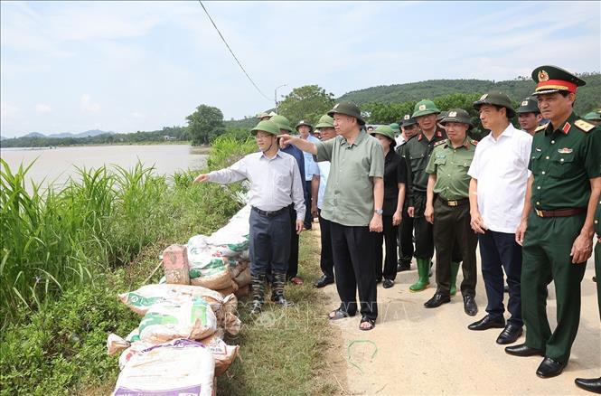 Tổng B&iacute; thư, Chủ tịch nước kiểm tra c&ocirc;ng t&aacute;c củng cố, khắc phục sự cố một số điểm xung yếu ở đ&ecirc; s&ocirc;ng L&ocirc; (x&atilde; Trường Sinh, huyện Sơn Dương) - Ảnh: TTXVN&nbsp;&nbsp;