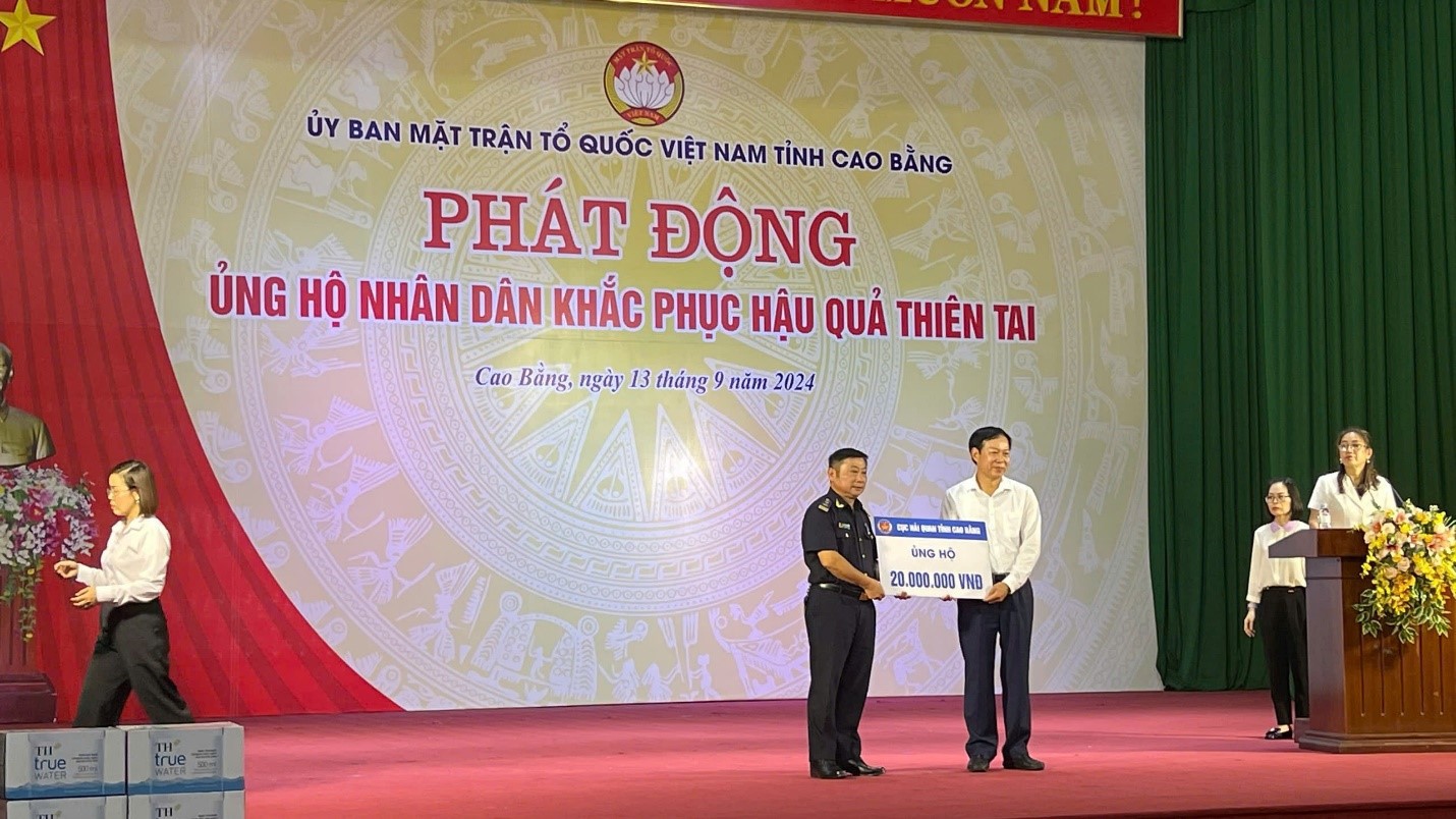 Cục Hải quan Cao Bằng ủng hộ khắc phục thi&ecirc;n tai do Uỷ ban Mặt trận Tổ quốc tỉnh ph&aacute;t động.