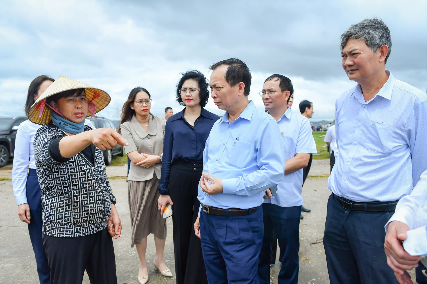 Chị Th&uacute;y chia sẻ về những thiệt hại của gia đ&igrave;nh v&agrave; b&agrave; con T&acirc;n An c&ugrave;ng đo&agrave;n c&ocirc;ng t&aacute;c của NHNN.