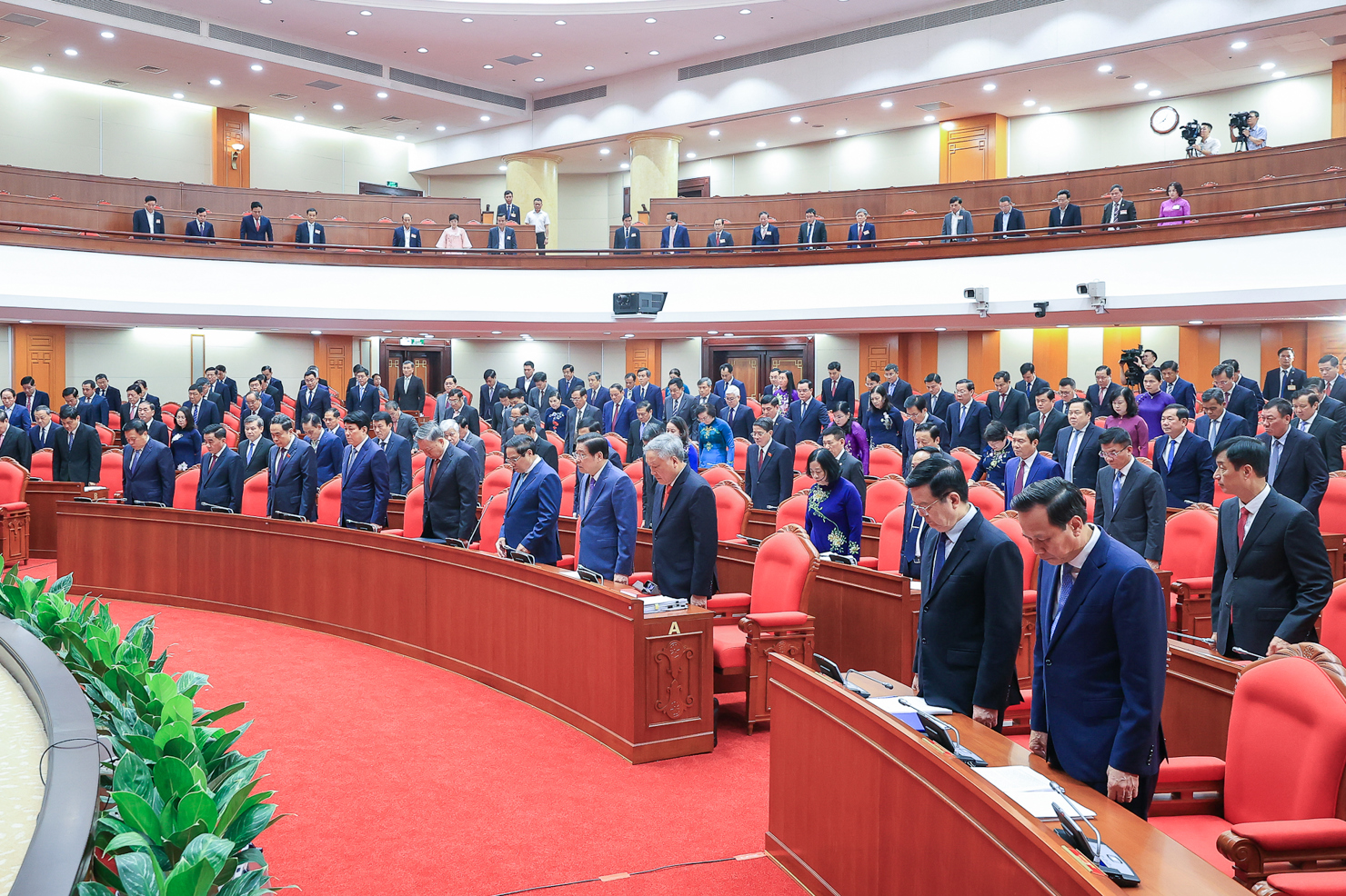 Lãnh đạo Đảng, Nhà nước và đại biểu dành một phút mặc niệm cán bộ, chiến sĩ, đồng bào bị tử nạn do cơn bão số 3. Ảnh: VGP/Nhật Bắc  