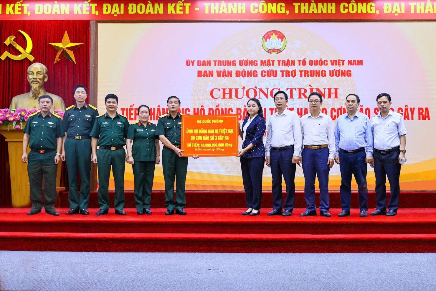 Đại t&aacute; Vũ Thị Hải Phượng &ndash; Ph&oacute; Chủ tịch Hội đồng quản trị MB (thứ tư từ tr&aacute;i qua) đại diện Ng&acirc;n h&agrave;ng c&ugrave;ng Bộ Quốc ph&ograve;ng trao số tiền ủng hộ.