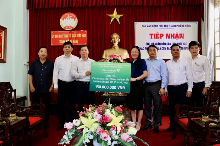 &Ocirc;ng L&ecirc; Tấn L&acirc;n - Gi&aacute;m đốc Vietcombank Nam Đ&agrave; Nẵng (thứ 03 từ tr&aacute;i sang) trao bảng tượng trưng cho đại diện Ủy Ban MTTQ Việt Nam TP Đ&agrave; Nẵng