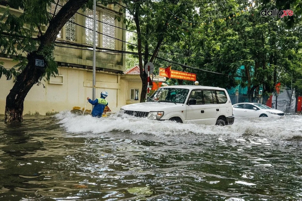 Theo c&aacute;c chuy&ecirc;n gia, xe &ocirc; t&ocirc; sau khi di chuyển qua c&aacute;c khu vực ngập nước cần được mang đến cơ sở bảo dưỡng gần nhất