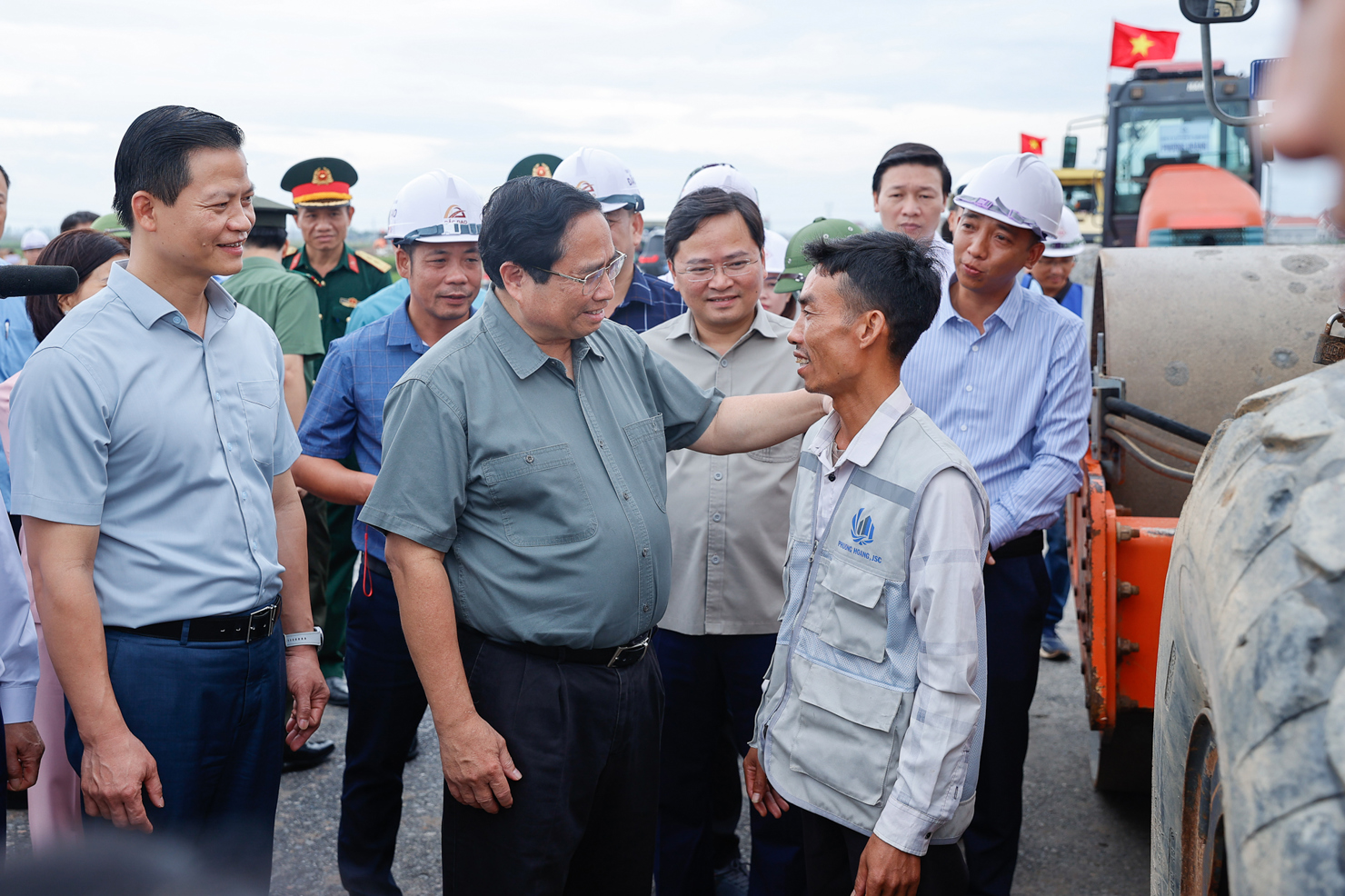 Thủ tướng động vi&ecirc;n kỹ sư, c&ocirc;ng nh&acirc;n tr&ecirc;n c&ocirc;ng trường tại thị x&atilde; Thuận Th&agrave;nh. Ảnh: VGP/Nhật Bắc