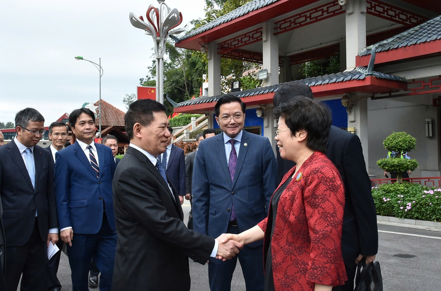 Đồng ch&iacute; Mi&ecirc;u Kh&aacute;nh Vượng, Thường vụ Khu ủy, B&iacute; thư Ủy ban Ch&iacute;nh ph&aacute;p Quảng T&acirc;y đ&oacute;n Ph&oacute; Thủ tướng tại cửa khẩu Hữu Nghị Quan. Ảnh: VGP/Trần Mạnh &nbsp;